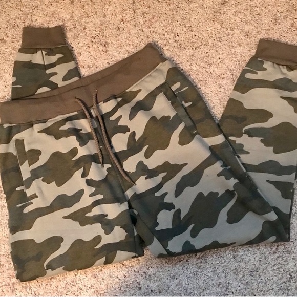 NEVER WORN NO TAGS ATTACHED Fashion Nova Camo Set - Picture 3 of 7